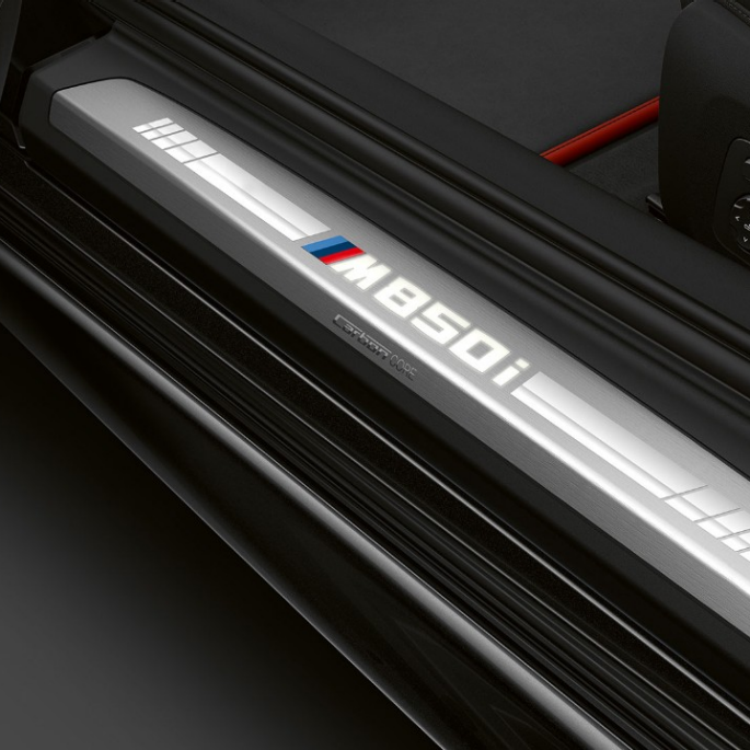 BMW M850i xDrive, metalíza Carbon Black, prahová lišta. BMW M850i xDrive, metalíza Carbon Black, prahová lišta.